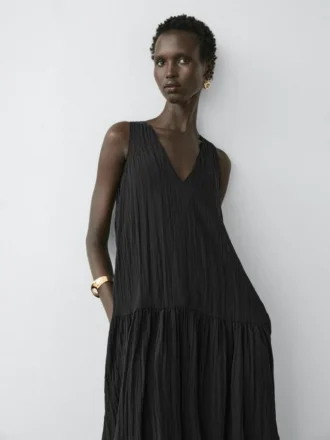 Flödande plisserad midiklänning