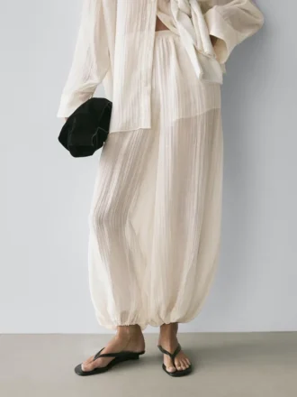 Flödande sarouelbyxor med veckade detaljer