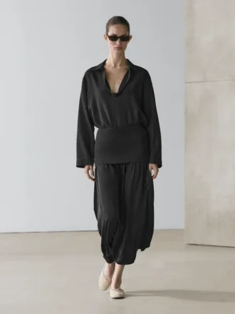 Flödande skjorta i bomullsblandning med V-ringning