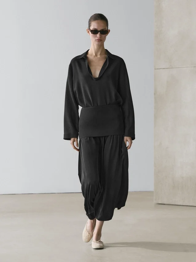 Flödande skjorta i bomullsblandning med V-ringning Flödande skjorta i bomullsblandning med V-ringning