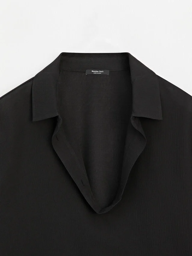 Flödande skjorta i bomullsblandning med V-ringning Flödande skjorta i bomullsblandning med V-ringning