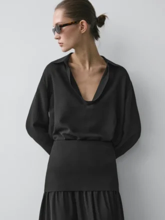 Flödande skjorta i bomullsblandning med V-ringning