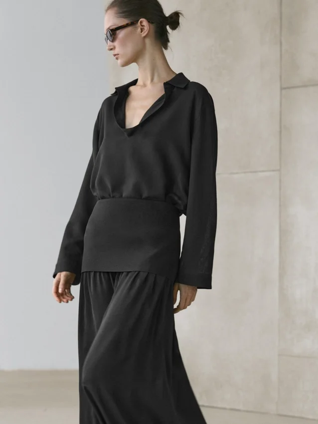 Flödande skjorta i bomullsblandning med V-ringning Flödande skjorta i bomullsblandning med V-ringning