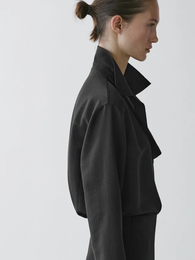 Flödande skjorta i bomullsblandning med V-ringning Flödande skjorta i bomullsblandning med V-ringning