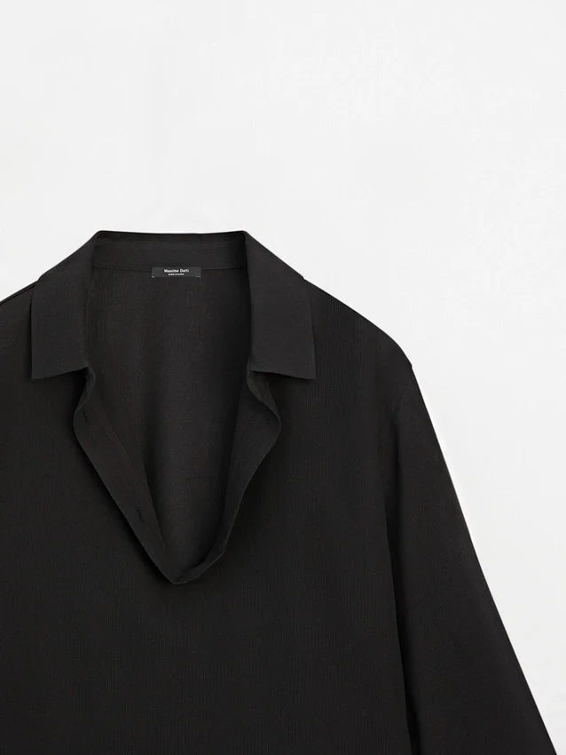 Flödande skjorta i bomullsblandning med V-ringning Flödande skjorta i bomullsblandning med V-ringning