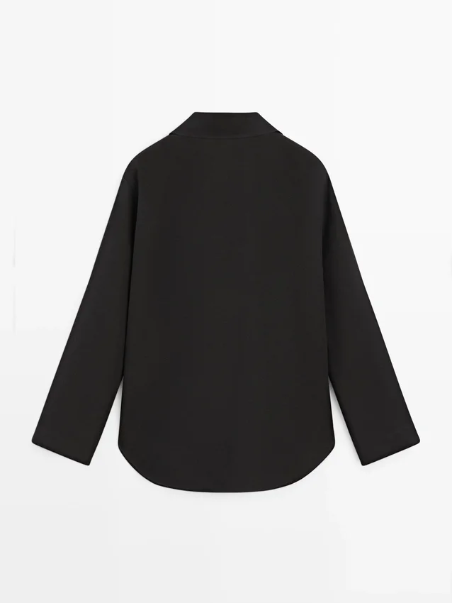 Flödande skjorta i bomullsblandning med V-ringning Flödande skjorta i bomullsblandning med V-ringning