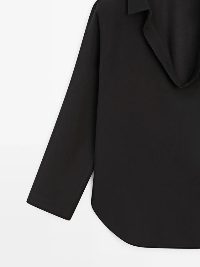 Flödande skjorta i bomullsblandning med V-ringning Flödande skjorta i bomullsblandning med V-ringning