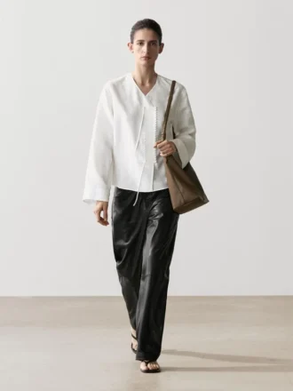 Flödande skjorta med detalj på bröstet