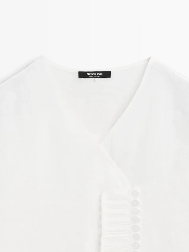 Flödande skjorta med detalj på bröstet Flödande skjorta med detalj på bröstet