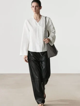 Flödande skjorta med detalj på bröstet