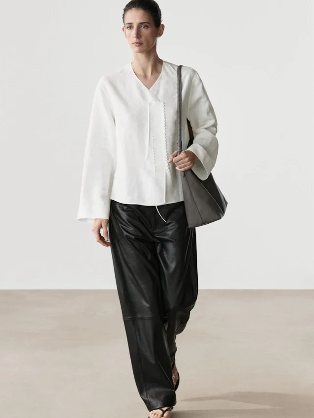 Flödande skjorta med detalj på bröstet Flödande skjorta med detalj på bröstet