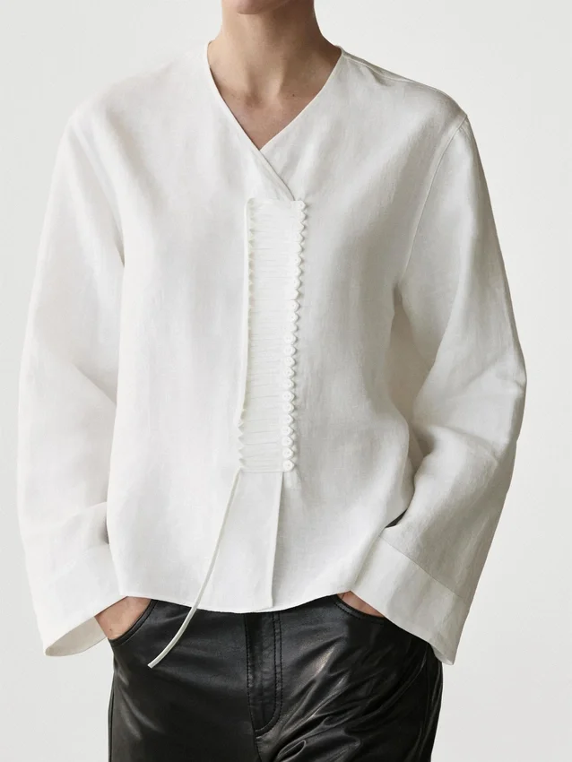 Flödande skjorta med detalj på bröstet Flödande skjorta med detalj på bröstet