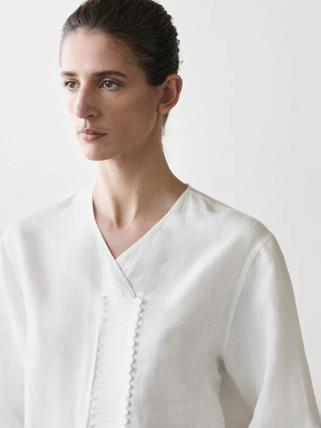 Flödande skjorta med detalj på bröstet Flödande skjorta med detalj på bröstet