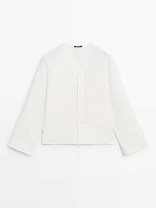 Flödande skjorta med detalj på bröstet Flödande skjorta med detalj på bröstet