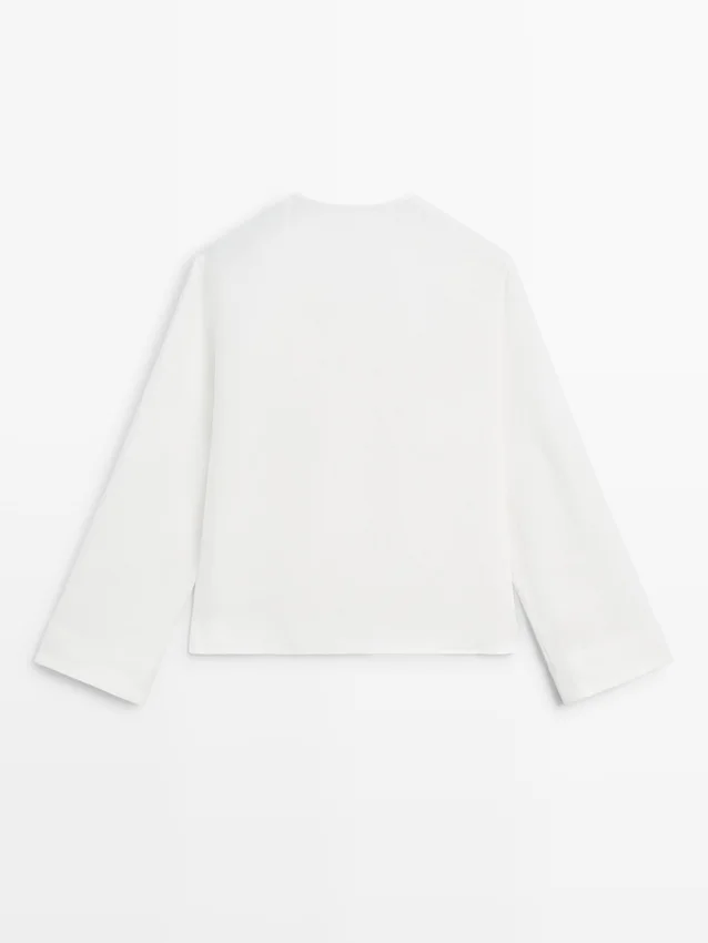 Flödande skjorta med detalj på bröstet Flödande skjorta med detalj på bröstet