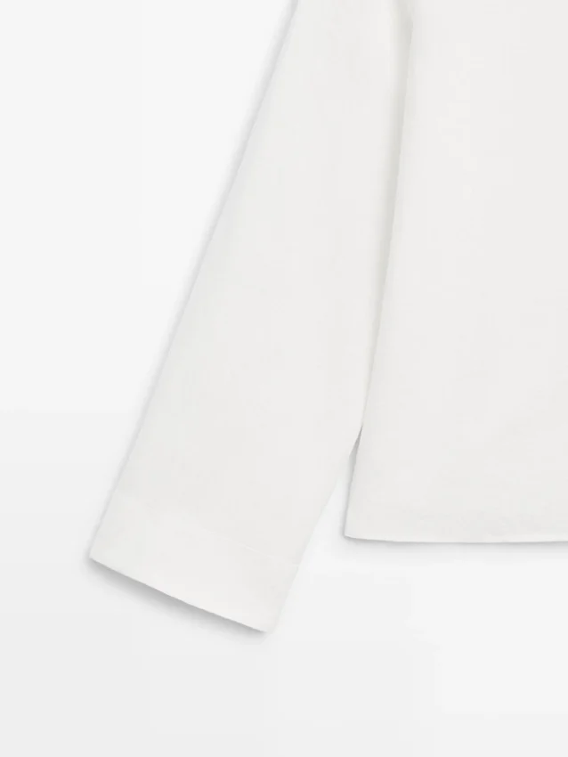 Flödande skjorta med detalj på bröstet Flödande skjorta med detalj på bröstet