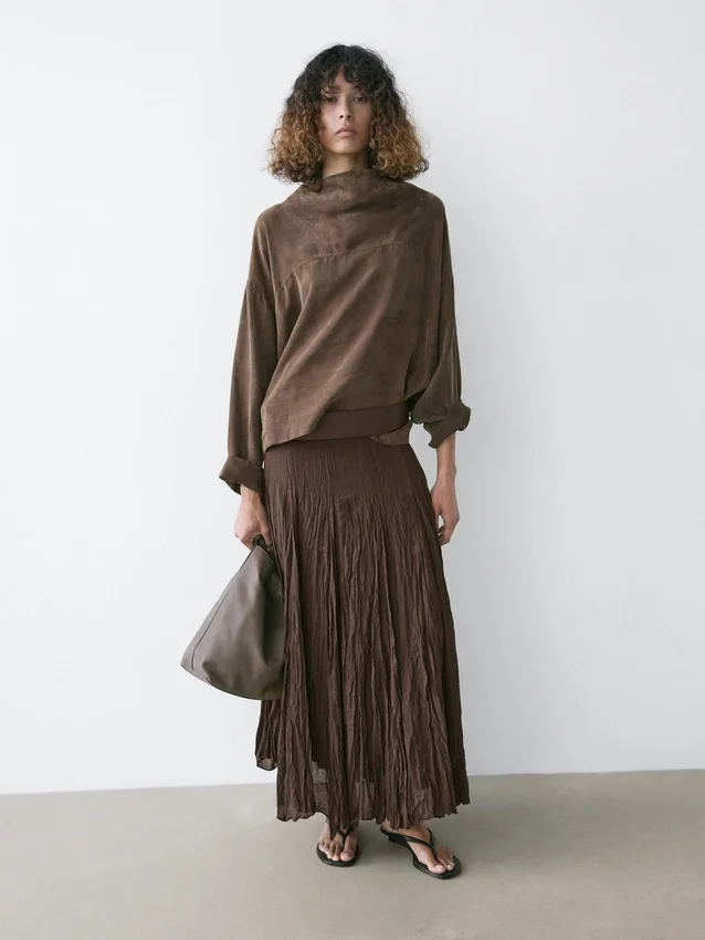 Flödande skjorta med draperade detaljer Flödande skjorta med draperade detaljer