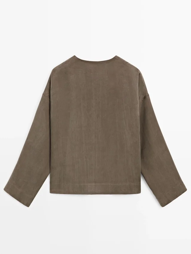 Flödande skjorta med draperade detaljer Flödande skjorta med draperade detaljer