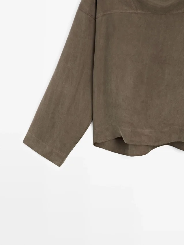 Flödande skjorta med draperade detaljer Flödande skjorta med draperade detaljer