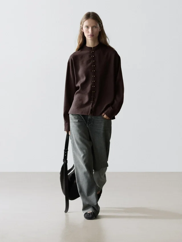 Flödande skjorta med knappdetaljer Flödande skjorta med knappdetaljer