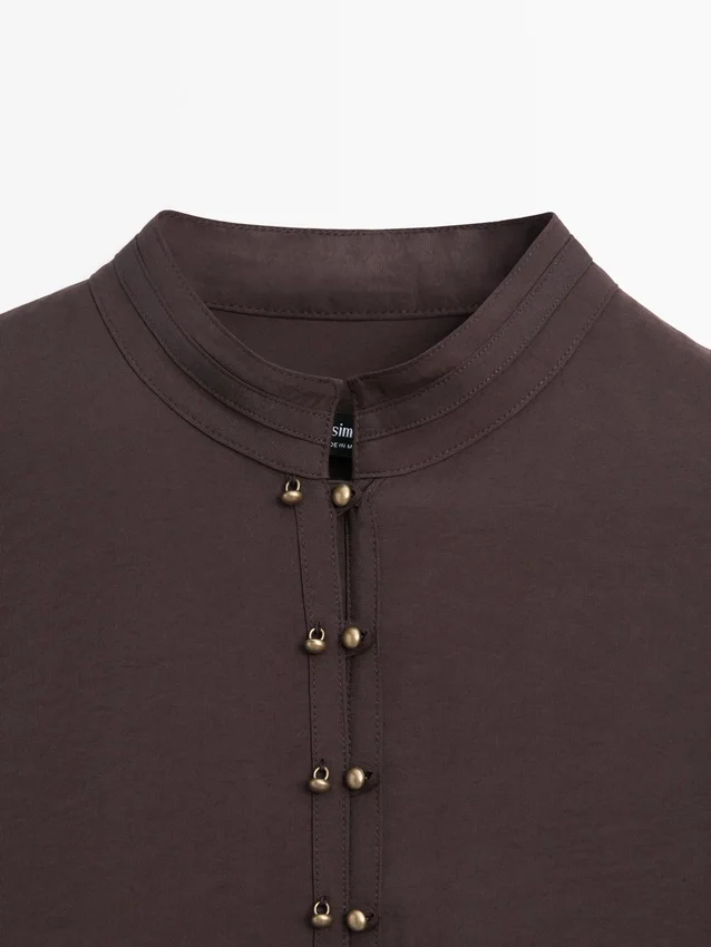 Flödande skjorta med knappdetaljer Flödande skjorta med knappdetaljer