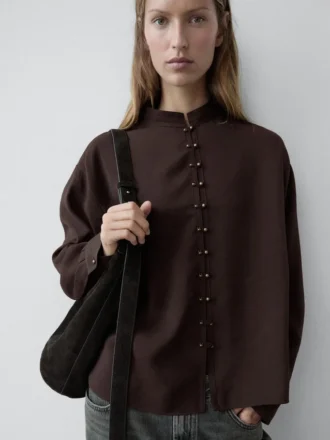 Flödande skjorta med knappdetaljer