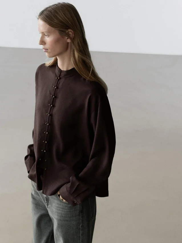 Flödande skjorta med knappdetaljer Flödande skjorta med knappdetaljer