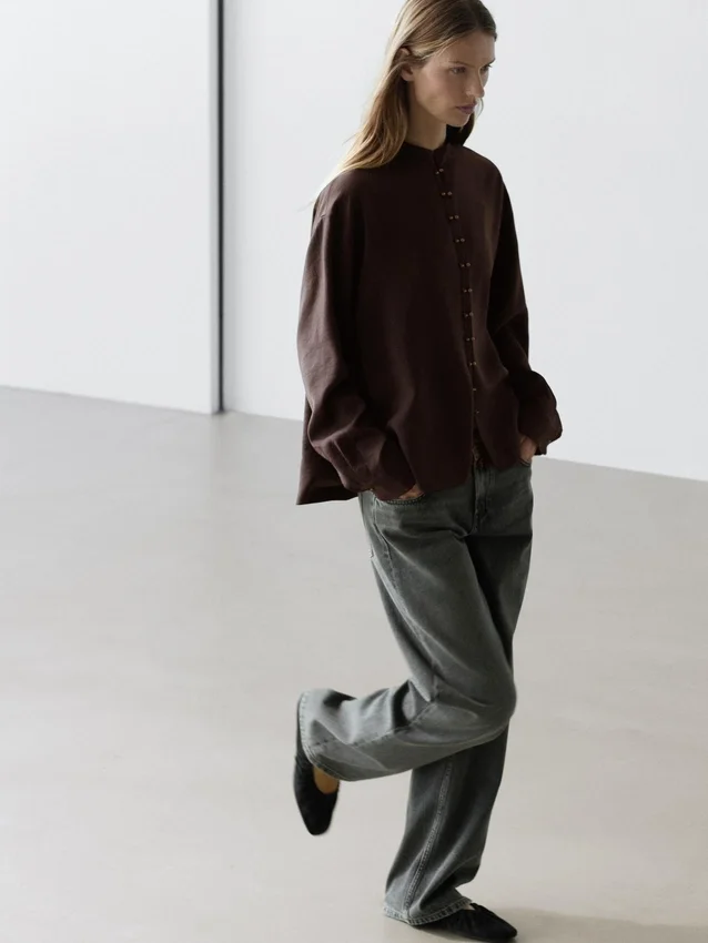 Flödande skjorta med knappdetaljer Flödande skjorta med knappdetaljer