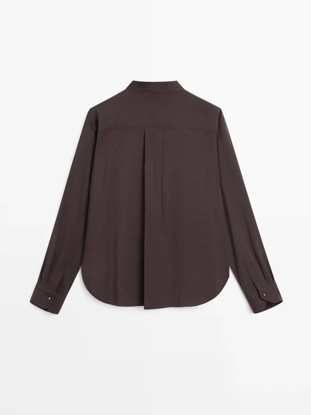 Flödande skjorta med knappdetaljer Flödande skjorta med knappdetaljer