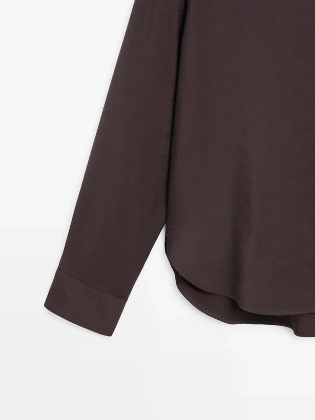 Flödande skjorta med knappdetaljer Flödande skjorta med knappdetaljer