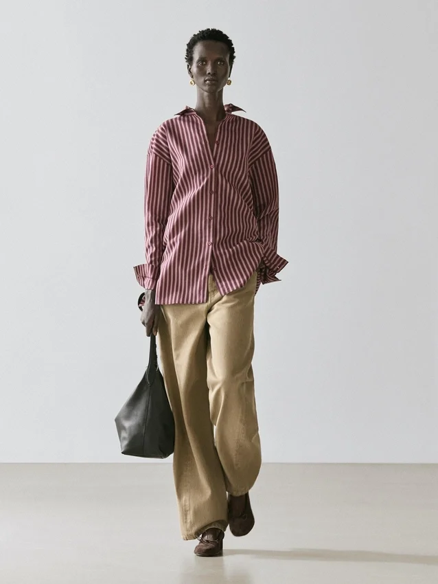 Flödande skjorta med randiga detaljer Flödande skjorta med randiga detaljer