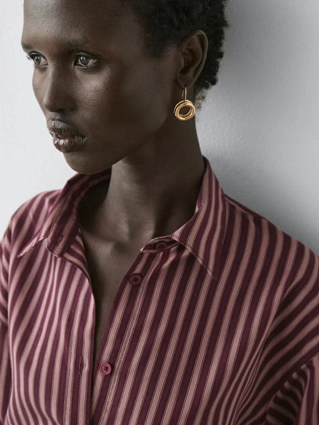 Flödande skjorta med randiga detaljer Flödande skjorta med randiga detaljer