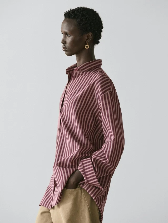 Flödande skjorta med randiga detaljer Flödande skjorta med randiga detaljer