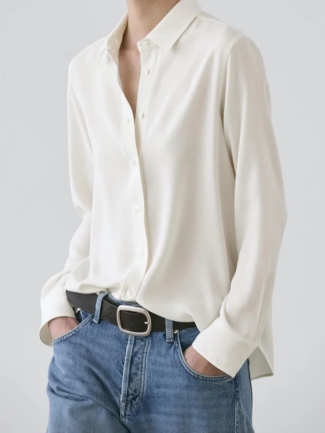 Flödande skjorta med skjortkrage Flödande skjorta med skjortkrage