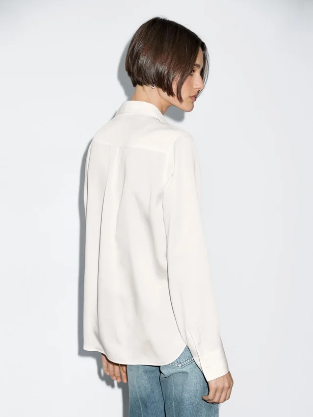 Flödande skjorta med skjortkrage Flödande skjorta med skjortkrage