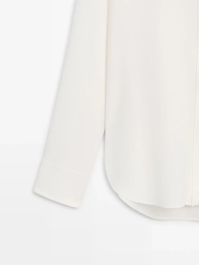 Flödande skjorta med skjortkrage Flödande skjorta med skjortkrage