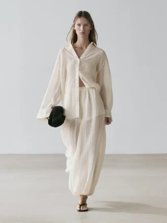 Flödande skjorta med veckade detaljer