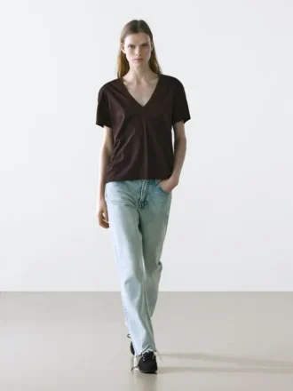 Flödande T-shirt med V-ringning