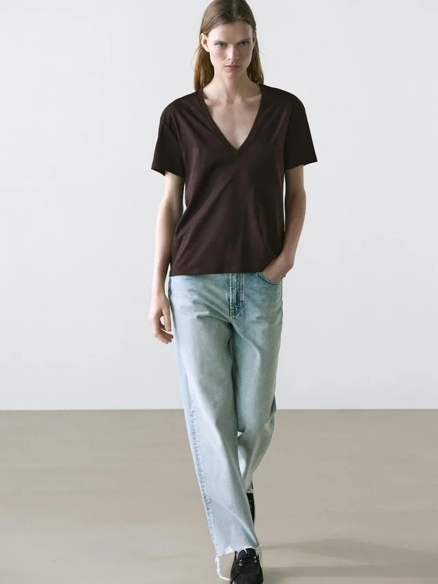 Flödande T-shirt med V-ringning Flödande T-shirt med V-ringning