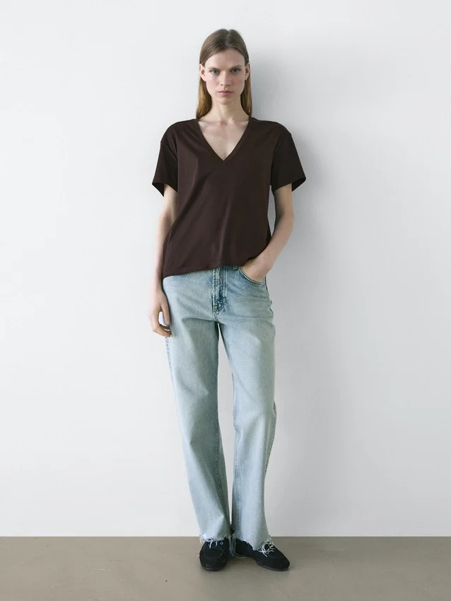 Flödande T-shirt med V-ringning Flödande T-shirt med V-ringning