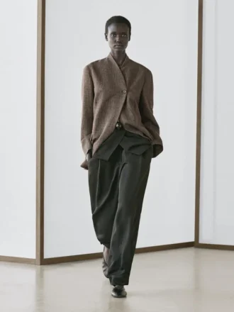 Fleckad kappa i ullblandning med hög krage