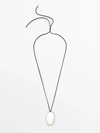 Halsband i läder med metallbit