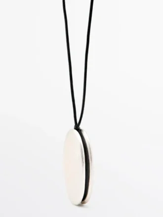 Halsband i läder med metallbit