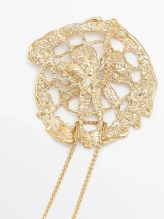 Halsband med hänge i spets