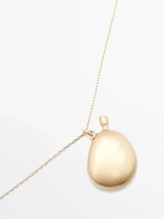 Halsband med metallhänge