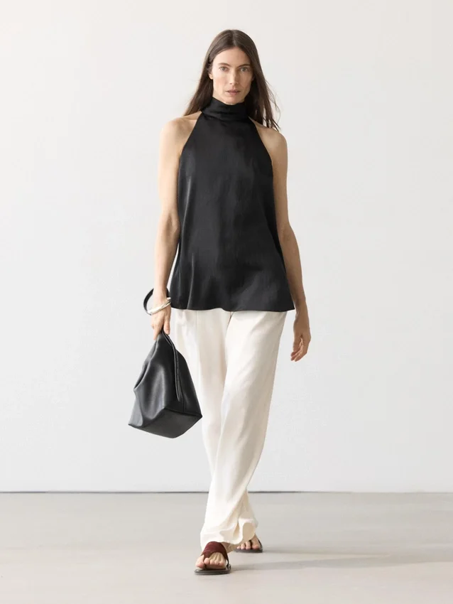 Haltertop i satin med knytdetalj Haltertop i satin med knytdetalj
