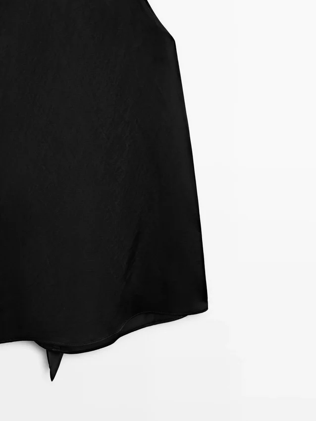 Haltertop i satin med knytdetalj Haltertop i satin med knytdetalj