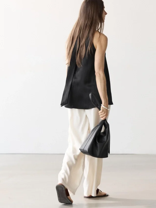 Haltertop i satin med knytdetalj Haltertop i satin med knytdetalj