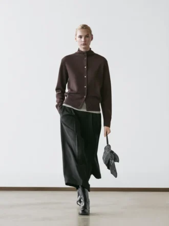 Höghalsad stickad kofta i ull