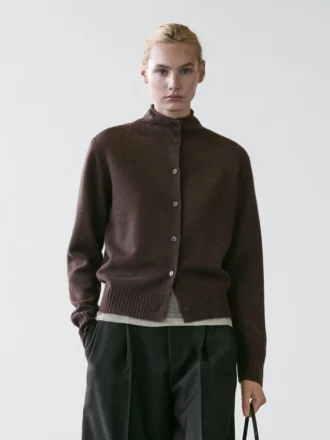 Höghalsad stickad kofta i ull